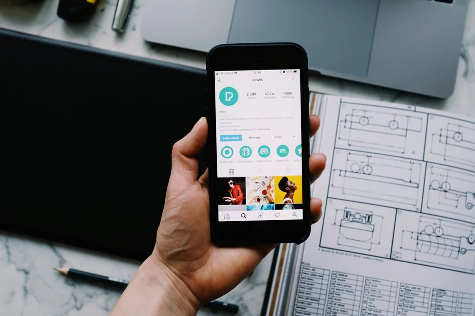Osoba koja koristi prijenosno računalo i grafički tablet za digitalni dizajn u kućnom uredu.